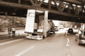 LKW blieb unter Bruecke haengen Koeln Ehrenfeld Innere Kanalstr Hornstr P063